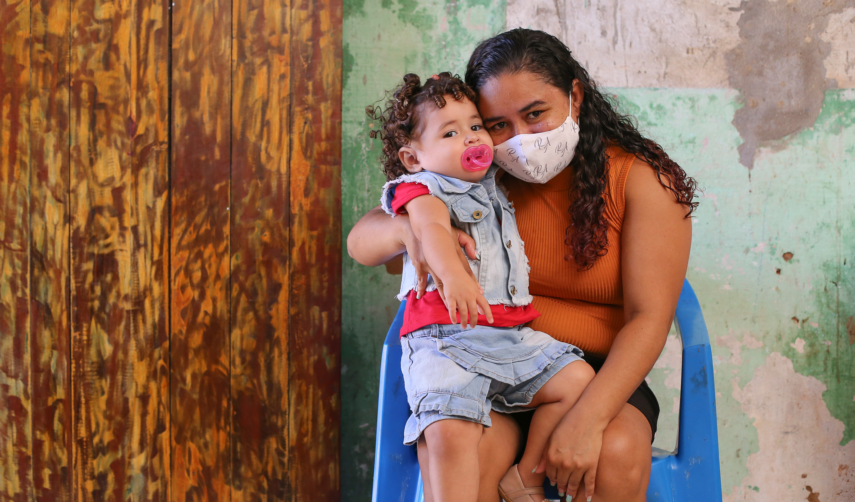 Aline Queiroz da Silva segura a filha Maria Esther no colo